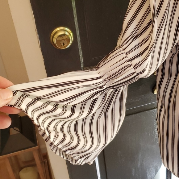 NWOT DR2 Beautiful Bell Sleeve Top - Picture 3 of 8